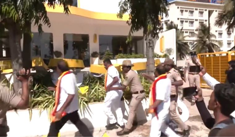 60% Kannada order: Mob tears down English signages in Bengaluru amid citywide protests - Vimarsana News